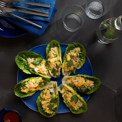 Curry-Reissalat mit Ananas in Römersalatblättern angerichtet
