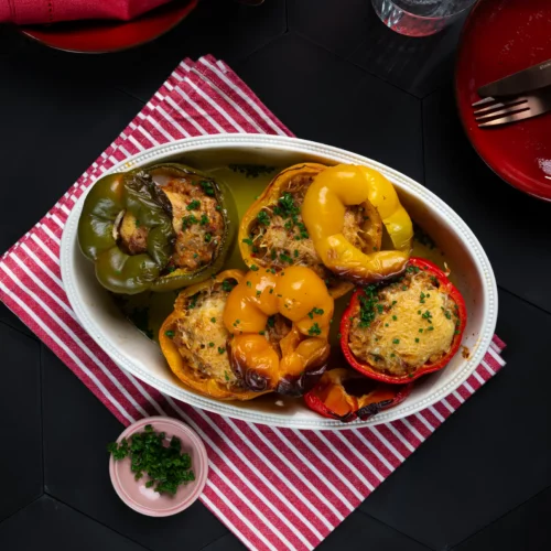 Gefüllte Paprika mit Hack-Tomatenreis-Füllung in einer Auflaufform