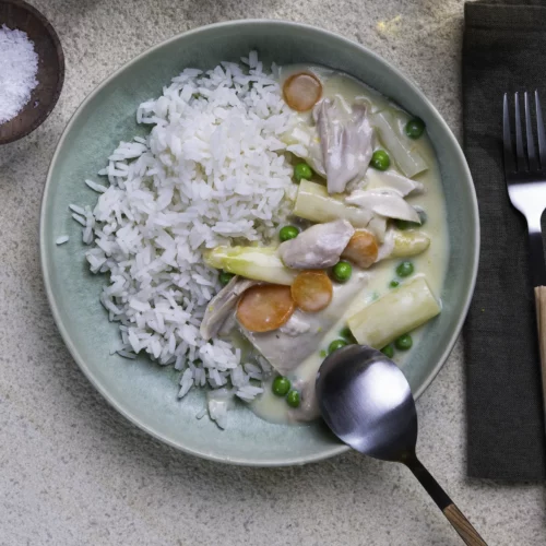Hühnerfrikassee mit Spargel, Möhren und Erbsen, dazu Langkornreis