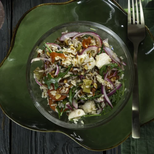 Italienischer Reissalat mit Natur- und Wildreis, Tomaten und Mozzarella