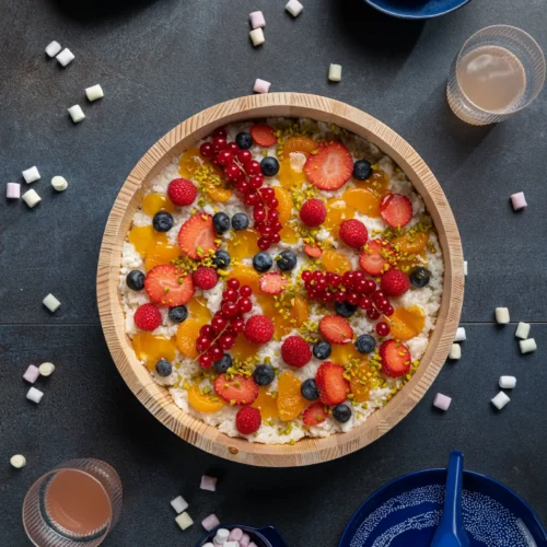Süßer Party-Milchreis im Chirashi-Sushi-Stil mit Beeren und Mandarinen