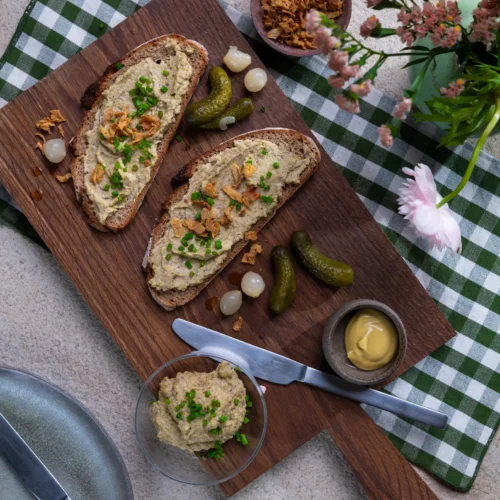 Veganer Schälerbsen-Aufstrich auf Brotscheiben mit Gewürzgurken