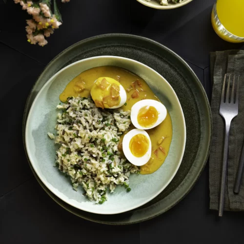 Curryeier in Kokos-Currysauce mit Natur- und Wildreis