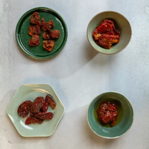 Verschiedene Sorten getrocknete Tomaten in Schalen